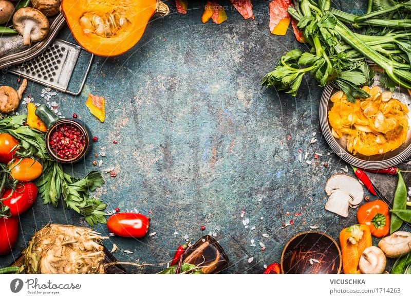 Herbstgemüse Zubereiten und Kochen Lebensmittel Gemüse Ernährung Bioprodukte Vegetarische Ernährung Diät Geschirr Stil Design Gesunde Ernährung Häusliches Leben