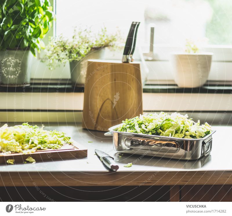 Wirsingkohl Zubereiten auf Küchentisch am Fenster Lebensmittel Gemüse Salat Salatbeilage Ernährung Mittagessen Abendessen Bioprodukte Vegetarische Ernährung