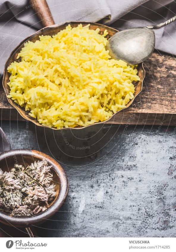 Gelber Reis im Topf mit Löffel Lebensmittel Getreide Ernährung Mittagessen Abendessen Bioprodukte Vegetarische Ernährung Diät Asiatische Küche