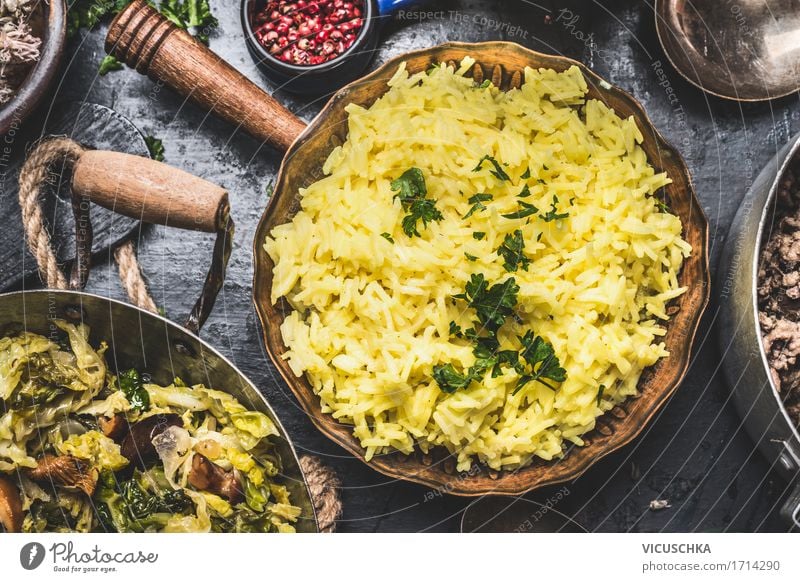 Gelber Reis in altem Topf Lebensmittel Gemüse Getreide Kräuter & Gewürze Ernährung Mittagessen Bioprodukte Geschirr Pfanne Lifestyle Stil Design