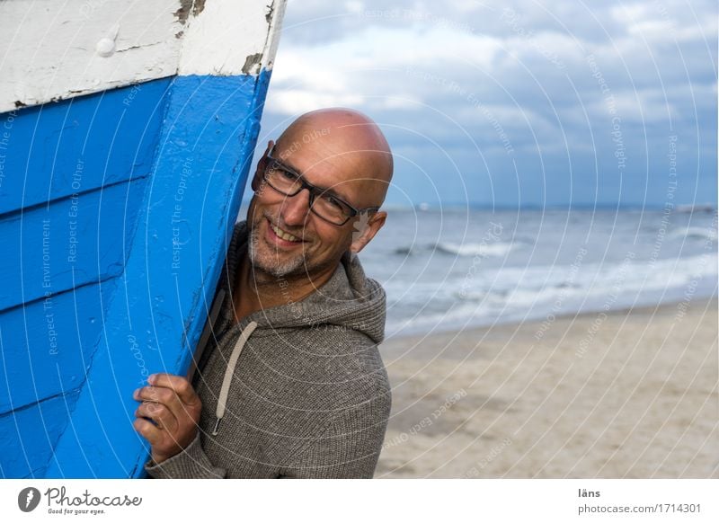 .) Mensch maskulin Mann Erwachsene Senior Leben 1 45-60 Jahre Natur Küste beobachten Wasserfahrzeug Farbfoto Außenaufnahme Textfreiraum rechts