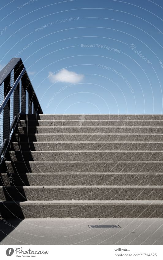 Urbane Übergangslösung Aufgang Treppe Stufen Treppengeländer Niveau Treppenabsatz puristisch minimalistisch Straßenübergang Menschenleer Textfreiraum oben