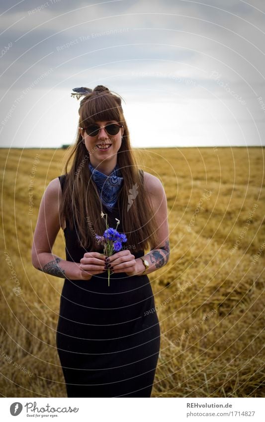 Carina | Junge Frau mit Blumen auf einem Feld Lifestyle Stil Mensch Jugendliche Erwachsene 1 18-30 Jahre Umwelt Natur Landschaft Himmel Kleid Tattoo Piercing