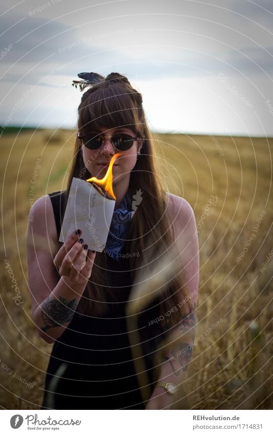 Carina | Feuer Mensch feminin Junge Frau Jugendliche 1 18-30 Jahre Erwachsene Umwelt Natur Landschaft Sommer Feld Tattoo Piercing Sonnenbrille brünett