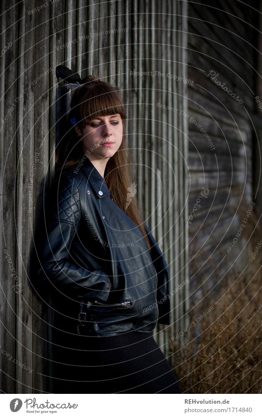Carina - Junge Frau lehnt an einer Holzwand Porträt Mensch Erwachsene 18-30 Jahre Tag Außenaufnahme Lederjacke Einsamkeit Gefühle Stimmung schwarz einzigartig