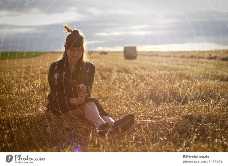 Carina | auf dem Stoppelfeld Mensch feminin Junge Frau Jugendliche 1 18-30 Jahre Erwachsene Umwelt Natur Himmel Wolken Horizont Sonne Sommer Feld Kleid Jacke