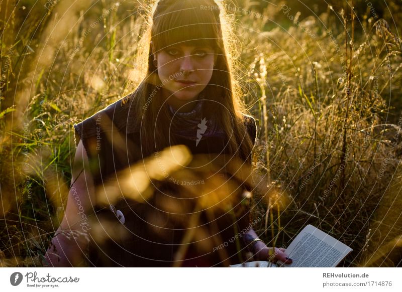 Carina | liest Mensch feminin Junge Frau Jugendliche Erwachsene 1 18-30 Jahre Umwelt Natur Landschaft Pflanze Blume Gras Wiese brünett langhaarig Pony Buch