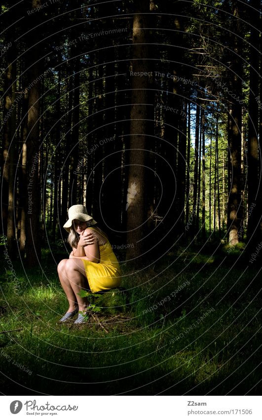 alone in the dark Farbfoto Kunstlicht Blick in die Kamera feminin Junge Frau Jugendliche 18-30 Jahre Erwachsene Natur Wald Mode Hut sitzen bedrohlich blond