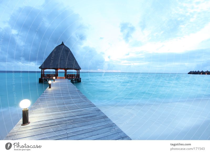 BLAUE STUNDE IM PARADIES Malediven Paradies Angaga Steg blau Indien Meer Horizont Abend Ferien & Urlaub & Reisen Tourismus Erholung Strand Sand Brandung Ari