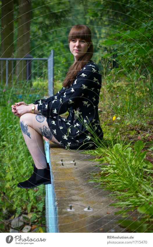 Carina | am verlassenen pool Stil Mensch feminin Junge Frau Jugendliche Erwachsene 1 18-30 Jahre Umwelt Natur Sommer Pflanze Baum Grünpflanze Kleid Tattoo