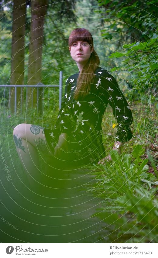 Carina | am Pool Mensch feminin 1 18-30 Jahre Jugendliche Erwachsene Umwelt Natur Landschaft Sommer Baum Gras Garten Park Kleid Tattoo Piercing brünett