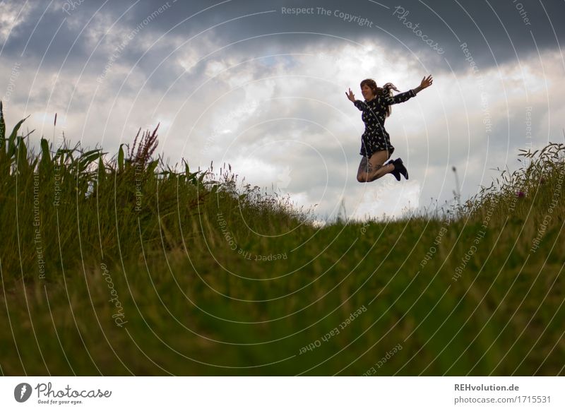 Carina | springt Mensch feminin Junge Frau Jugendliche 1 18-30 Jahre Erwachsene Umwelt Natur Landschaft Himmel Gewitterwolken schlechtes Wetter Wiese Feld Kleid