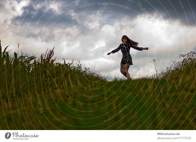 Carina | tanzt Mensch feminin Junge Frau Jugendliche 1 18-30 Jahre Erwachsene Umwelt Natur Himmel Wolken Gewitterwolken Sommer schlechtes Wetter Unwetter Feld