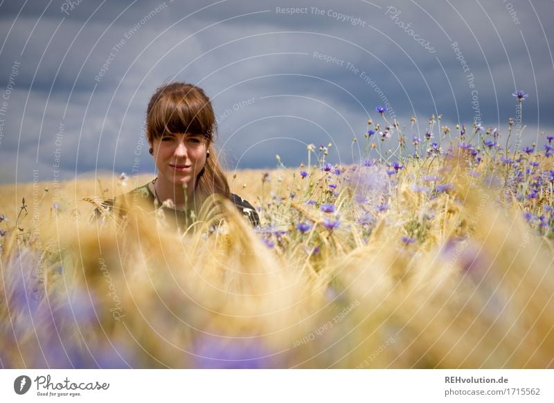 Carina | im Kornfeld Mensch feminin Junge Frau Jugendliche Gesicht 1 18-30 Jahre Erwachsene Umwelt Natur Himmel Wolken Gewitterwolken Blume Feld