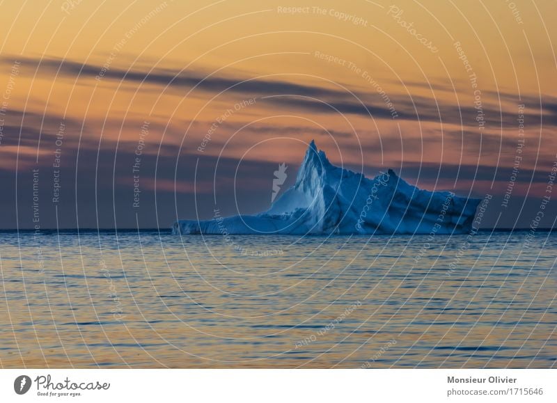 Eisberg Frost Meer twillingate Neufundland Kanada maritim blau gelb orange Sonnenuntergang Dämmerung Landschaft Natur Reisefotografie Farbfoto mehrfarbig