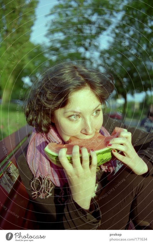 Melonodrom Farbfoto Außenaufnahme Tag Weitwinkel Porträt Blick nach vorn Lebensmittel Frucht Melonen Stil Sommer Mensch feminin Frau Erwachsene Kopf