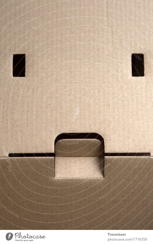 Der Karton hört "Magic" Verpackung Linie ästhetisch einfach schwarz Gefühle hören nachdenklich Stimmungsbild Faltenwurf Gesichtsausdruck Farbfoto Menschenleer