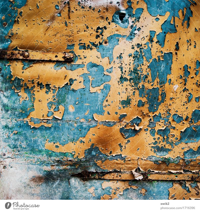 Blechschaden Kunstwerk Tor Tür Metall verrückt blau orange bizarr Verfall Vergänglichkeit Zerstörung Farbstoff Zahn der Zeit verfallen Farbfoto mehrfarbig
