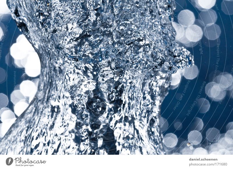 Travebrunnen Detailaufnahme Makroaufnahme abstrakt Strukturen & Formen Textfreiraum rechts Reflexion & Spiegelung Trinkwasser Natur Wasser Wassertropfen Tropfen