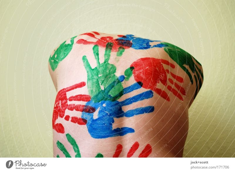 Rücken mit bunten Händen Sinnesorgane Hand 30-45 Jahre Körpermalerei berühren nackt Kreativität Surrealismus Abdruck Torso kopflos Fingerfarbe Handarbeit