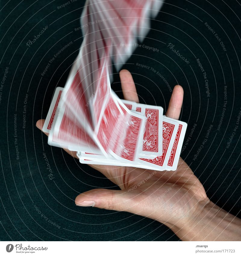 Fallstudie Farbfoto Innenaufnahme Freude Glück Spielen Kartenspiel Poker Glücksspiel Erfolg Hand fallen werfen außergewöhnlich Fairness Gier betrügen