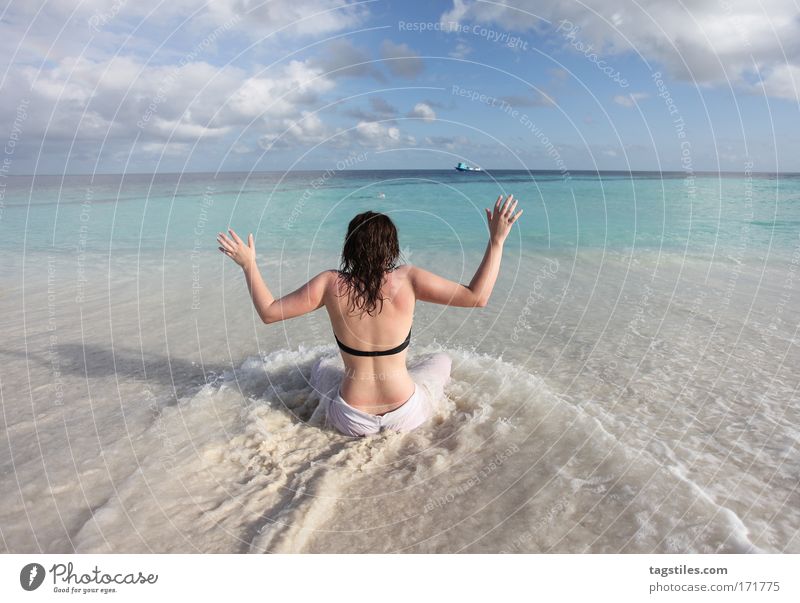UAAAAAAAAARRRGH !!! Frau Strand Paradies Malediven Idylle Schock erschrecken Schrecken Nervosität abrupt Hand hoch Angaga Ferien & Urlaub & Reisen Tourismus