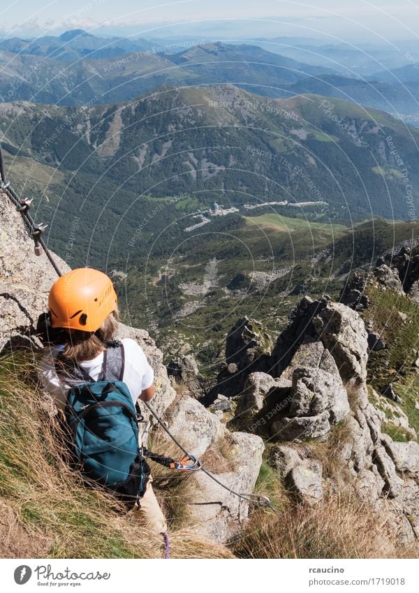 Kletternder Sport: Junge macht eine Pause, Panorama beobachtend Ferien & Urlaub & Reisen Tourismus Abenteuer Expedition Sommer Berge u. Gebirge wandern