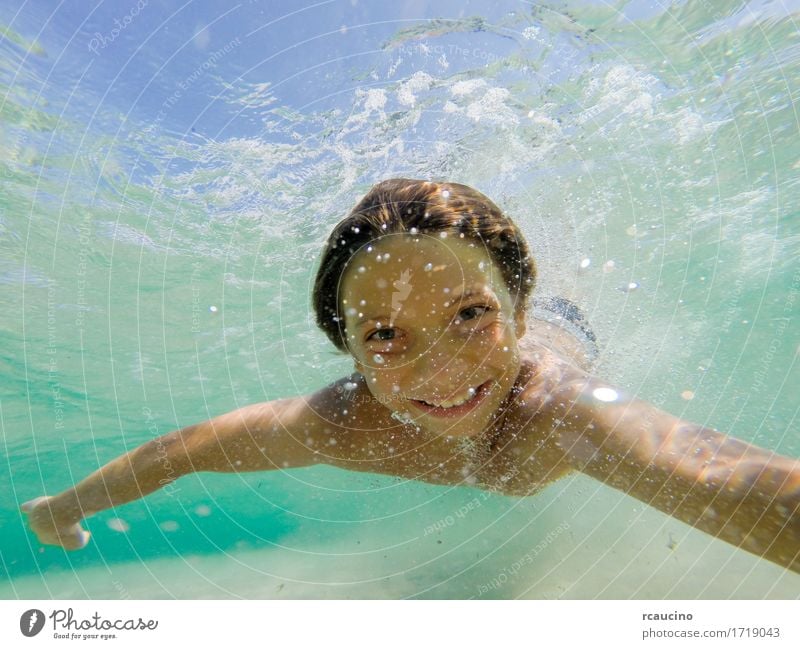 Junge, der unter Wasser in tropischem Meer schwimmt Freude Glück Freizeit & Hobby Sommer Sport tauchen Kind Mensch Baby Mann Erwachsene klein niedlich blau