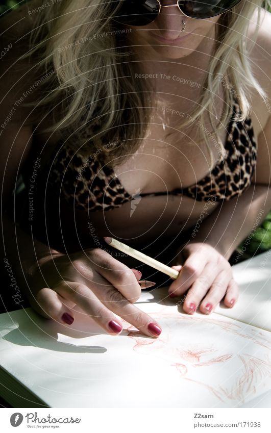 strich für strich Farbfoto Außenaufnahme Oberkörper Mensch feminin Hand 18-30 Jahre Jugendliche Erwachsene Kunst Künstler Maler blond Papier Schreibstift