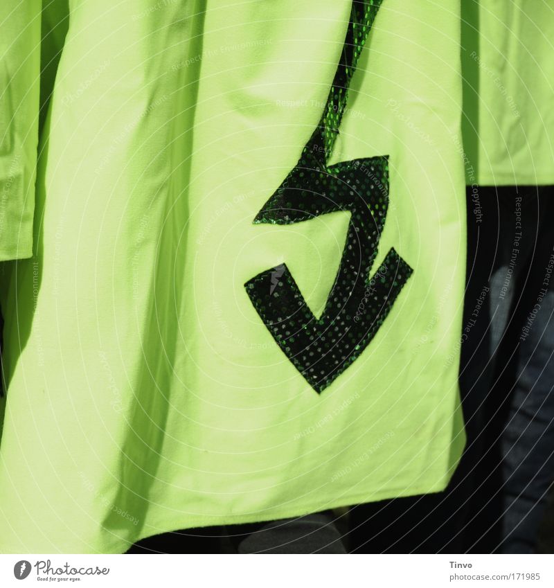 Blitz Farbfoto mehrfarbig Außenaufnahme Detailaufnahme Textfreiraum links Tag Kontrast Hemd Mantel Stoff Zeichen Pfeil grün Blitze Zickzack Pailetten Kostüm