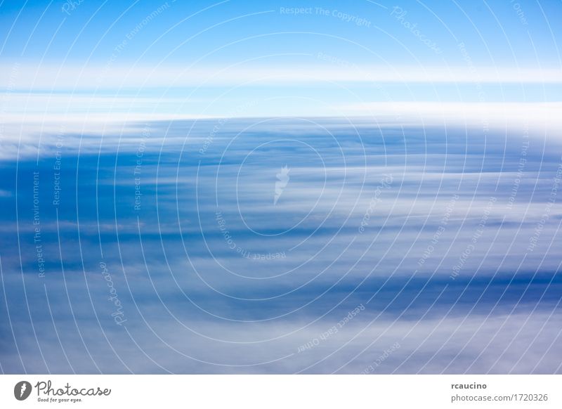 Natürlicher Hintergrund: Wolken sehen vom Flugzeug. schön Natur Landschaft Himmel Horizont Fluggerät fliegen oben blau weiß Air Atmosphäre Beautyfotografie