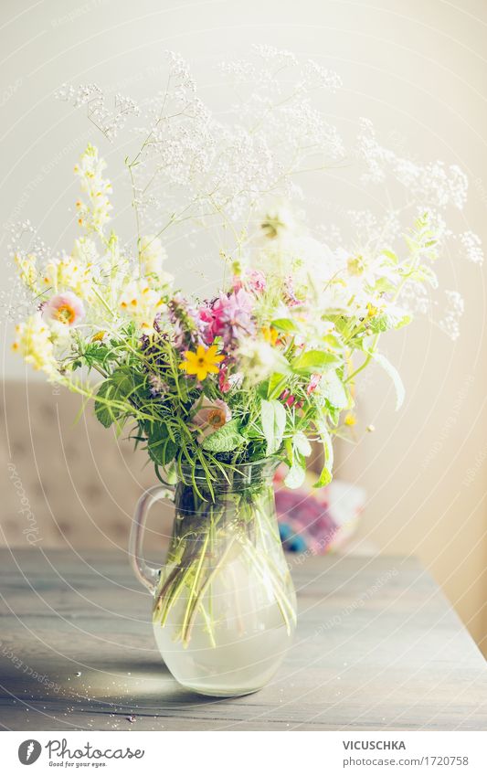 Schöne Blumenstrauß auf dem Tisch in Wohnzimmer Stil Design Häusliches Leben Wohnung Innenarchitektur Dekoration & Verzierung Möbel Natur Blühend Liebe Vase