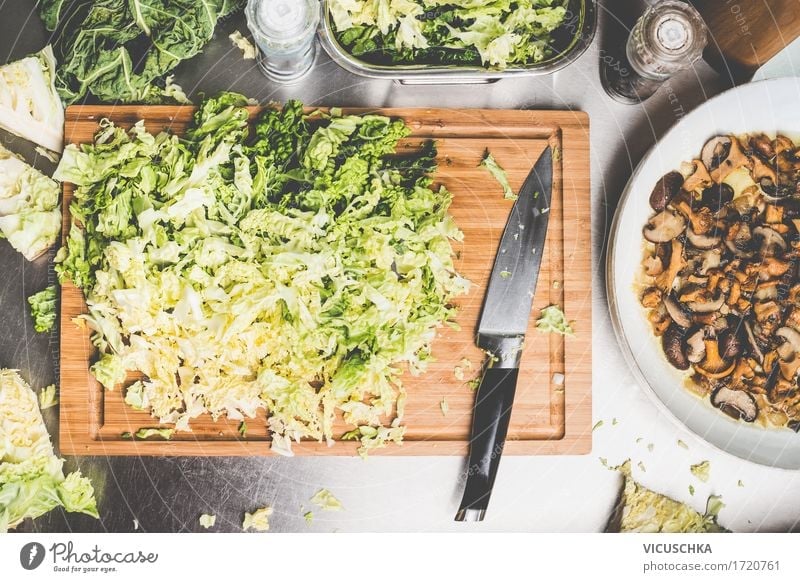 Gehackte Wirsingkohl mit Küchenmesser Lebensmittel Gemüse Kräuter & Gewürze Ernährung Mittagessen Abendessen Büffet Brunch Bioprodukte Vegetarische Ernährung