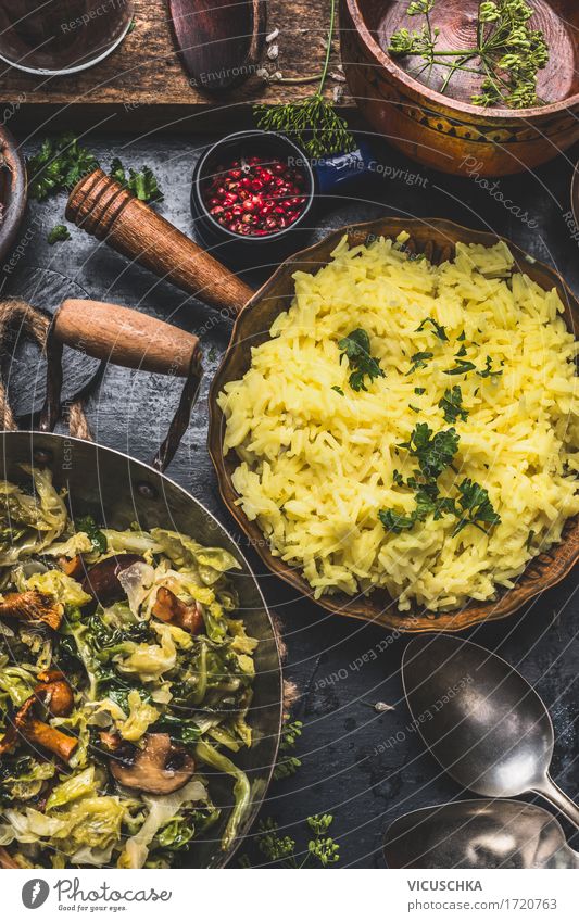 Gelbes Reisgericht mit geschmorten Weißkohl und Pilzen Lebensmittel Gemüse Suppe Eintopf Kräuter & Gewürze Öl Ernährung Mittagessen Abendessen Bioprodukte