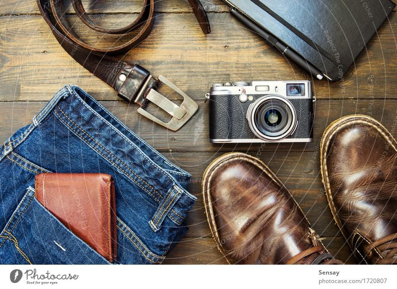Satz coole Sachen auf hölzernem Hintergrund Stil Ferien & Urlaub & Reisen Fotokamera Mann Erwachsene Mode Bekleidung Jeanshose Leder Accessoire Gürtel Schuhe