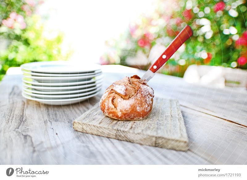Frisches Brot im Sommergarten Brötchen Ernährung Mittagessen Bioprodukte Slowfood Geschirr Teller Messer Lifestyle Stil Leben Zufriedenheit Feste & Feiern Diät