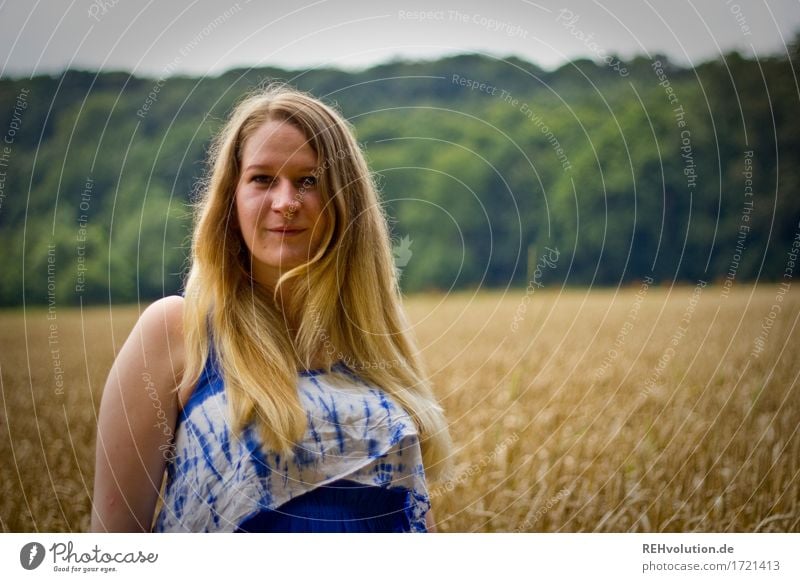 Jacki vor dem Feld Mensch feminin Junge Frau Jugendliche Haare & Frisuren Gesicht 1 18-30 Jahre Erwachsene Umwelt Natur Landschaft Kleid blond langhaarig