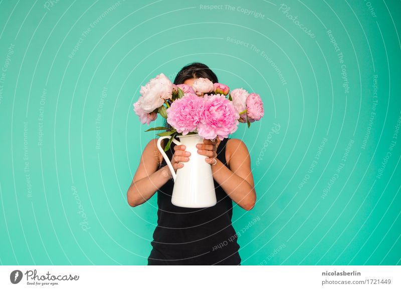 Frau hält Vase mit Blumen vor ihrem Gesicht Lifestyle Stil schön Duft einrichten Innenarchitektur Dekoration & Verzierung Feste & Feiern Valentinstag Muttertag