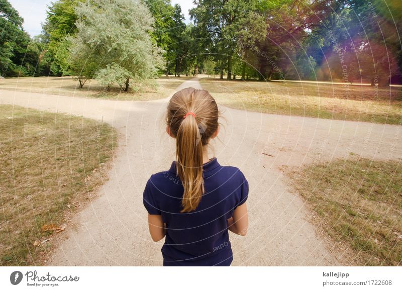 Mädchen am Scheideweg Mensch Kind Kindheit Kopf Haare & Frisuren 1 8-13 Jahre Fußgänger Wege & Pfade Wegkreuzung laufen Suche Entscheidung Straßenkreuzung