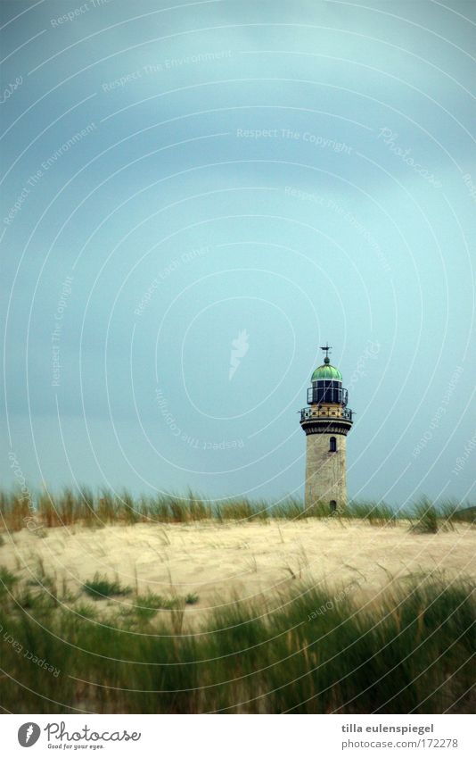kühlt ab. Farbfoto Menschenleer Textfreiraum oben Natur Küste Ostsee Warnemünde Deutschland Leuchtturm ruhig Tag