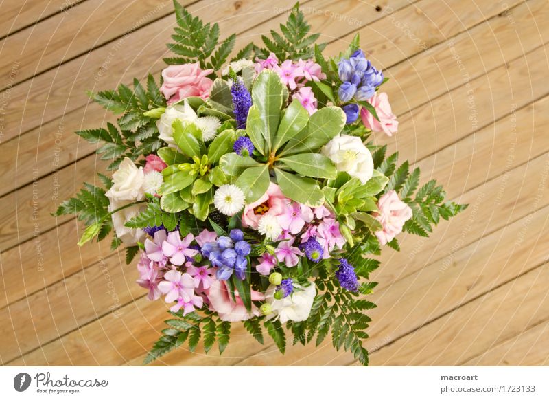 Blumenstrauß Blühend Muttertag Geburtstag Glückwünsche Vatertag Valentinstag grün Farn Floristik schenken violett rosa Holztisch shabby Holzbrett
