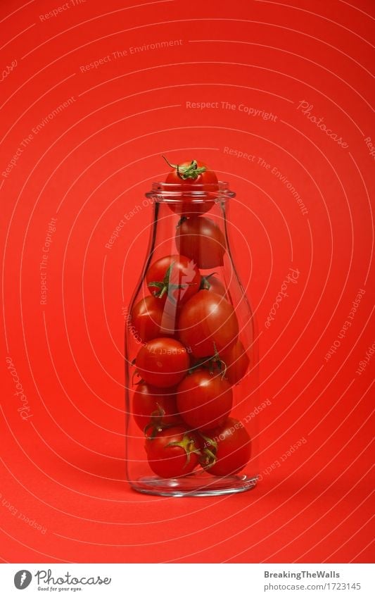 Saft, Ketchup-Flasche voll von Kirschtomaten auf Rot Lebensmittel Gemüse Bioprodukte Vegetarische Ernährung Diät frisch klein natürlich rot Verantwortung Farbe