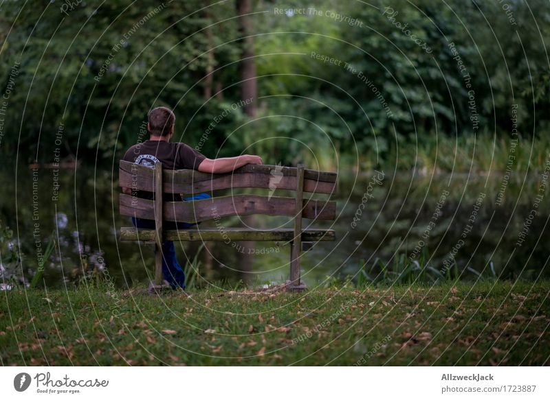 Pause am Dorfteich 1 maskulin Junger Mann Jugendliche Mensch 18-30 Jahre Erwachsene Natur Park Teich grün Zufriedenheit Einsamkeit ruhig Parkbank dorfteich
