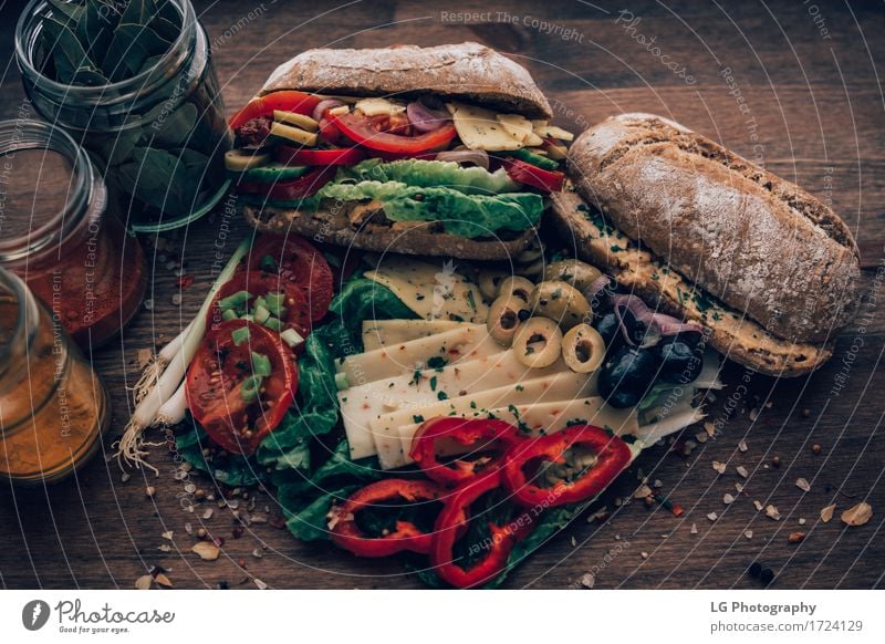 Sandwich aus allem im Kühlschrank. Lebensmittel Käse Gemüse Brot Kräuter & Gewürze Essen Mittagessen Vegetarische Ernährung Küche lecker gelb grün