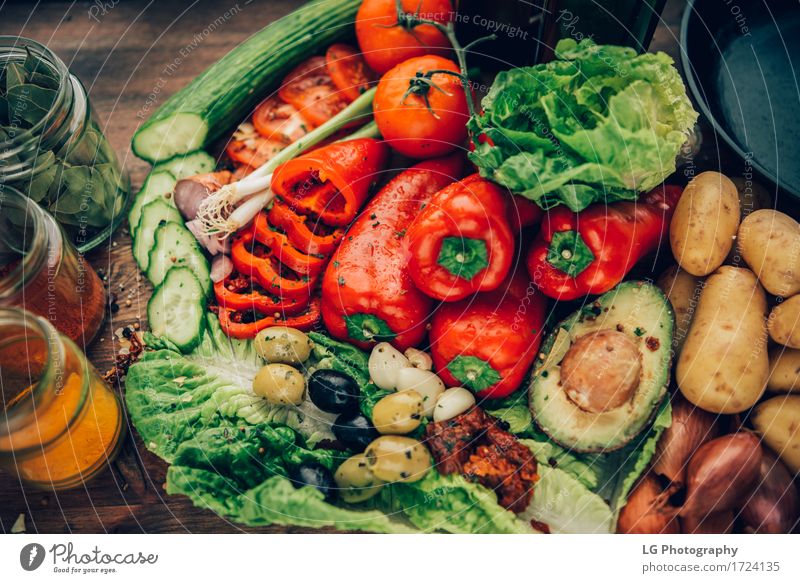 Eine Mischung aus gesunden und bunten Produkten auf einer Holzoberfläche. Gemüse Kräuter & Gewürze Vegetarische Ernährung Pfanne Küche Blatt frisch Zusammensein