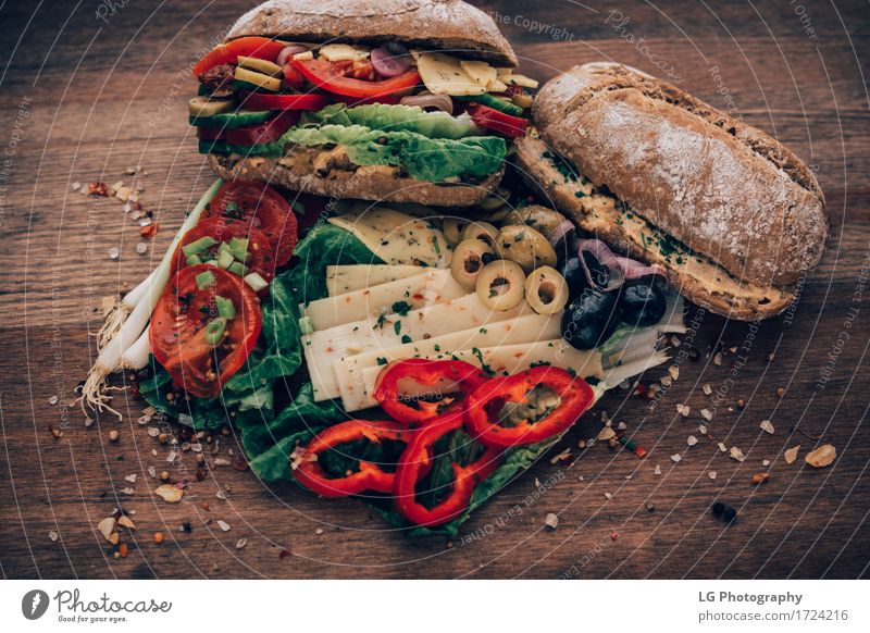 Sandwich aus allem im Kühlschrank. Lebensmittel Käse Gemüse Brot Kräuter & Gewürze Essen Mittagessen Vegetarische Ernährung Küche lecker gelb grün
