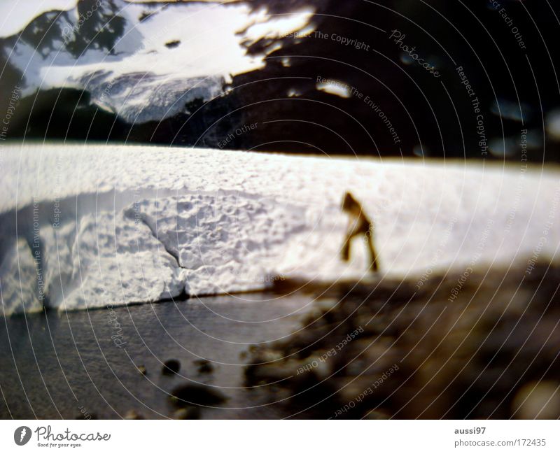 Cosmo shoot '74 Farbfoto Außenaufnahme Unschärfe Ganzkörperaufnahme Blick in die Kamera Mensch Frau Erwachsene 1 Eis Frost Schnee ästhetisch Schneelandschaft
