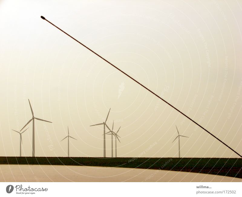 Die Windphilharmonie. Windkraft und Radiowellen. Und Energie-Tankstelle. Energiewirtschaft Windrad Autoantenne Antenne Funktechnik CB-Funk Mobilfunk