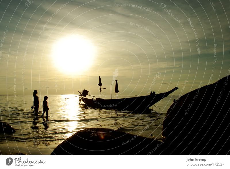 150 --- schon schön Farbfoto Gedeckte Farben Dämmerung Gegenlicht Küste Meer Wasserfahrzeug Strand Sonnenuntergang Romantik Sehnsucht Thailand Ko Tao