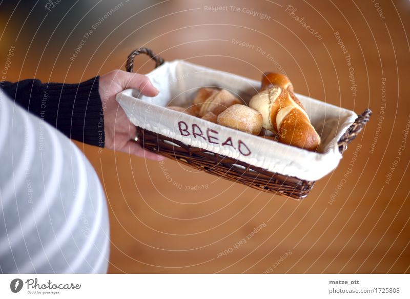 Brot für die (neue) Welt Lebensmittel Teigwaren Backwaren Brötchen Croissant Ernährung Frühstück Korb Brotkorb Häusliches Leben feminin Junge Frau Jugendliche